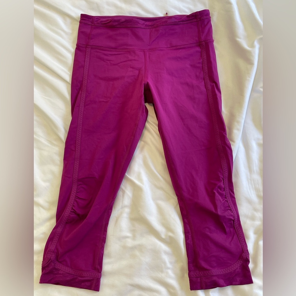 Lululemon size 6 fuchsia color cropped workout pant